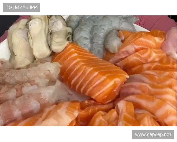 谌龙训练完回家给老婆剥虾，这反差谁懂啊